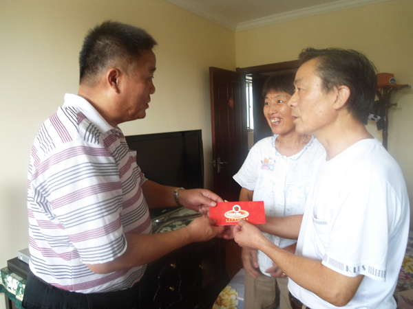 蔡士剛向困難家庭贈慰問品2