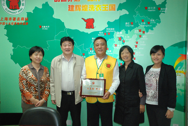 長寧區(qū)委、新華社區(qū)領(lǐng)導(dǎo)與黨支部書記蔡士剛合影留念